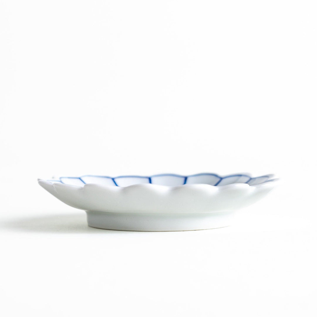 Small sauce dishes with petal-like edges, available in red or blue.