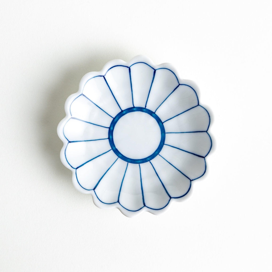 Small sauce dishes with petal-like edges, available in red or blue.