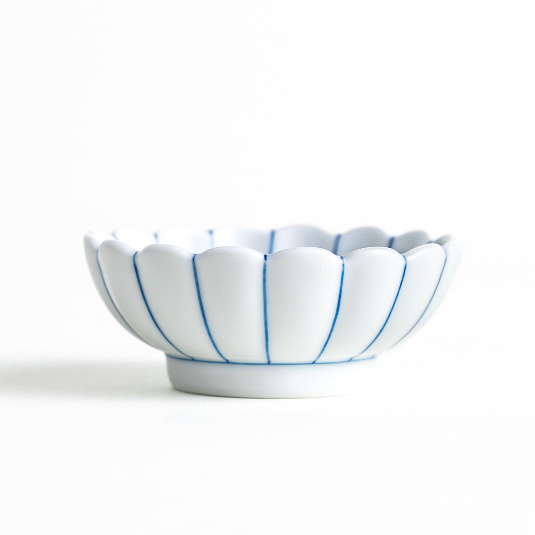 Small dessert bowls with scalloped edges, featuring a colorful inner pattern. Available in red or blue.