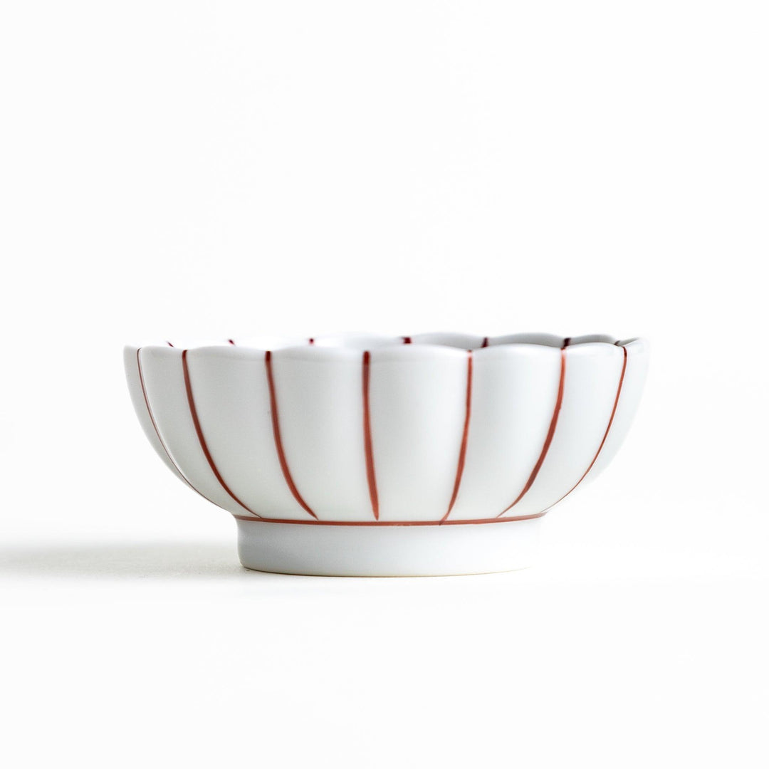 Small dessert bowls with scalloped edges, featuring a colorful inner pattern. Available in red or blue.