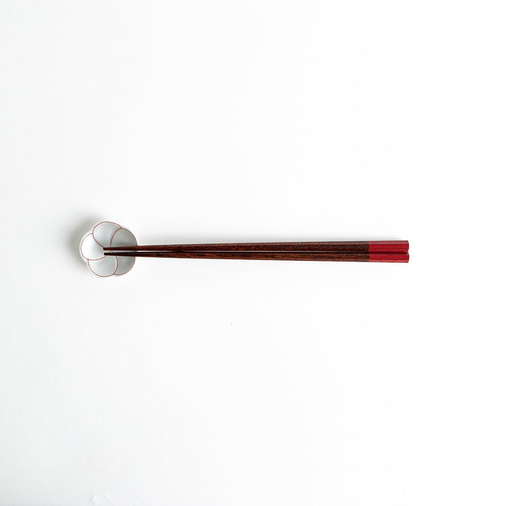 A pair of lacquered chopsticks with octagonal shape and minimalistic design for a sleek and functional dining tool. Available in green or red.