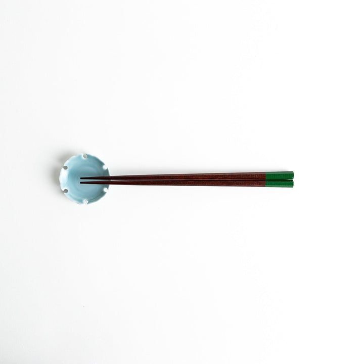 A pair of lacquered chopsticks with octagonal shape and minimalistic design for a sleek and functional dining tool. Available in green or red.