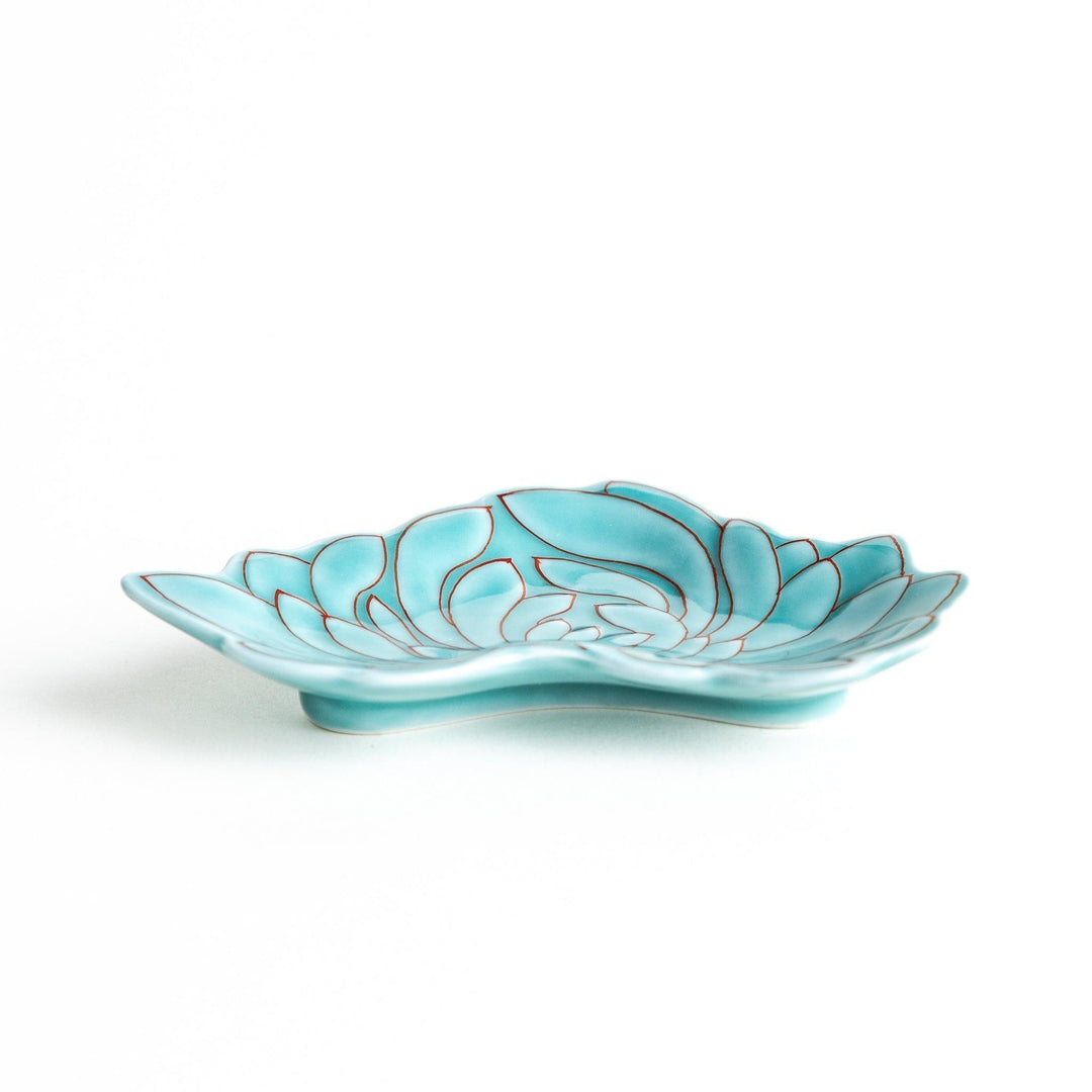 Green chrysanthemum-shaped plate with gold outlining
