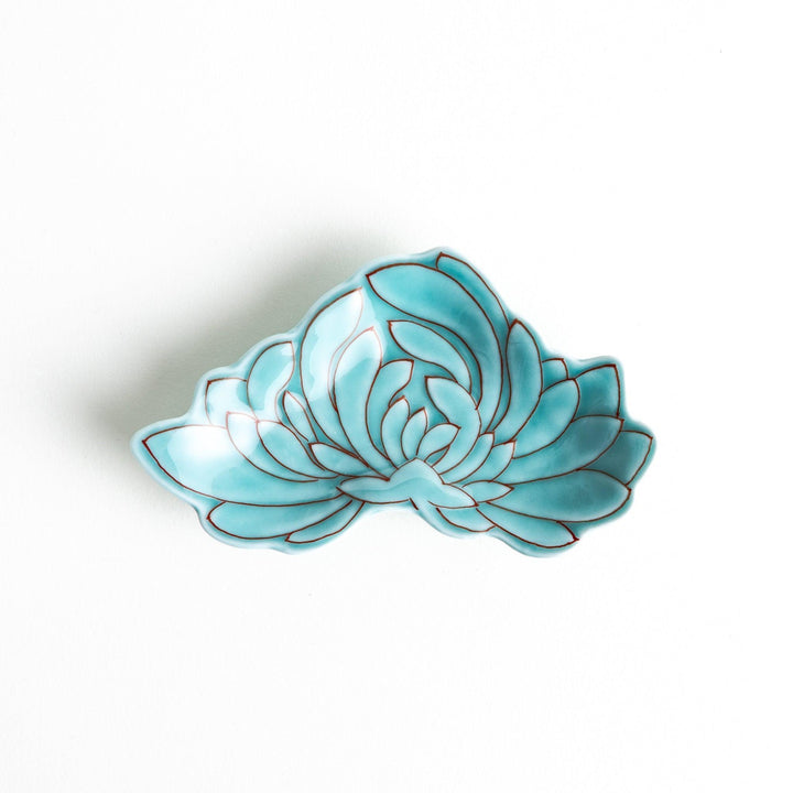 Green chrysanthemum-shaped plate with gold outlining
