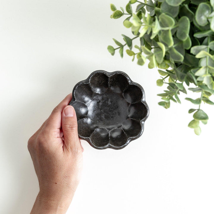 Dessert bowl shaped like flowers, available in black or white.