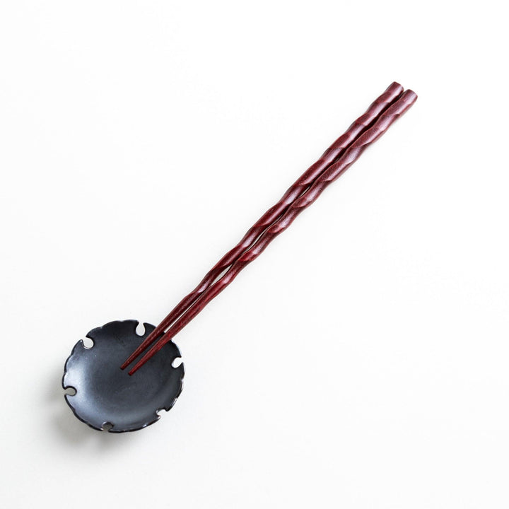 A pair of lacquered chopsticks with a carved, textured surface for a better grip and elegant presentation. Available in black or red.