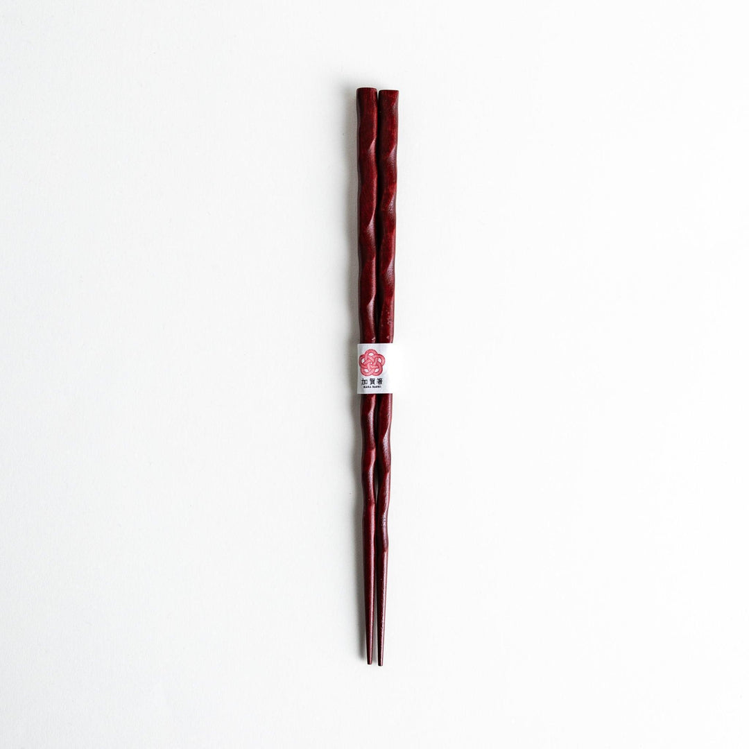 A pair of lacquered chopsticks with a carved, textured surface for a better grip and elegant presentation. Available in black or red.