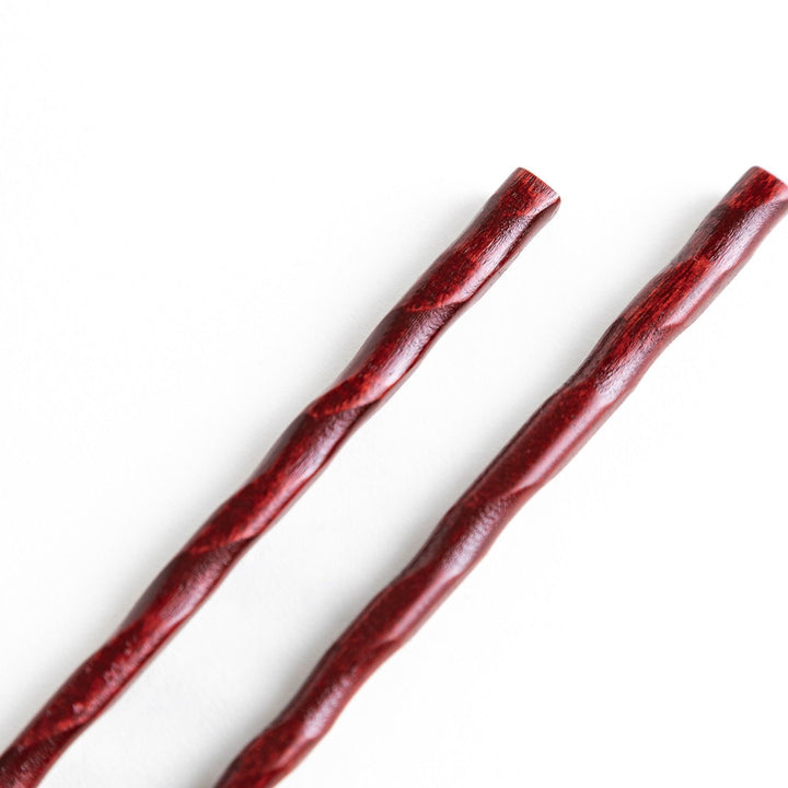 A pair of lacquered chopsticks with a carved, textured surface for a better grip and elegant presentation. Available in black or red.